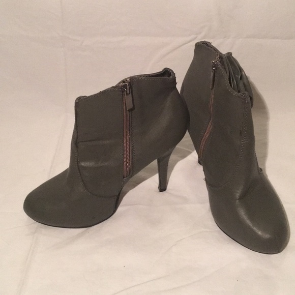 Grey Boots with Flower Accent 🌹 - Picture 3 of 4